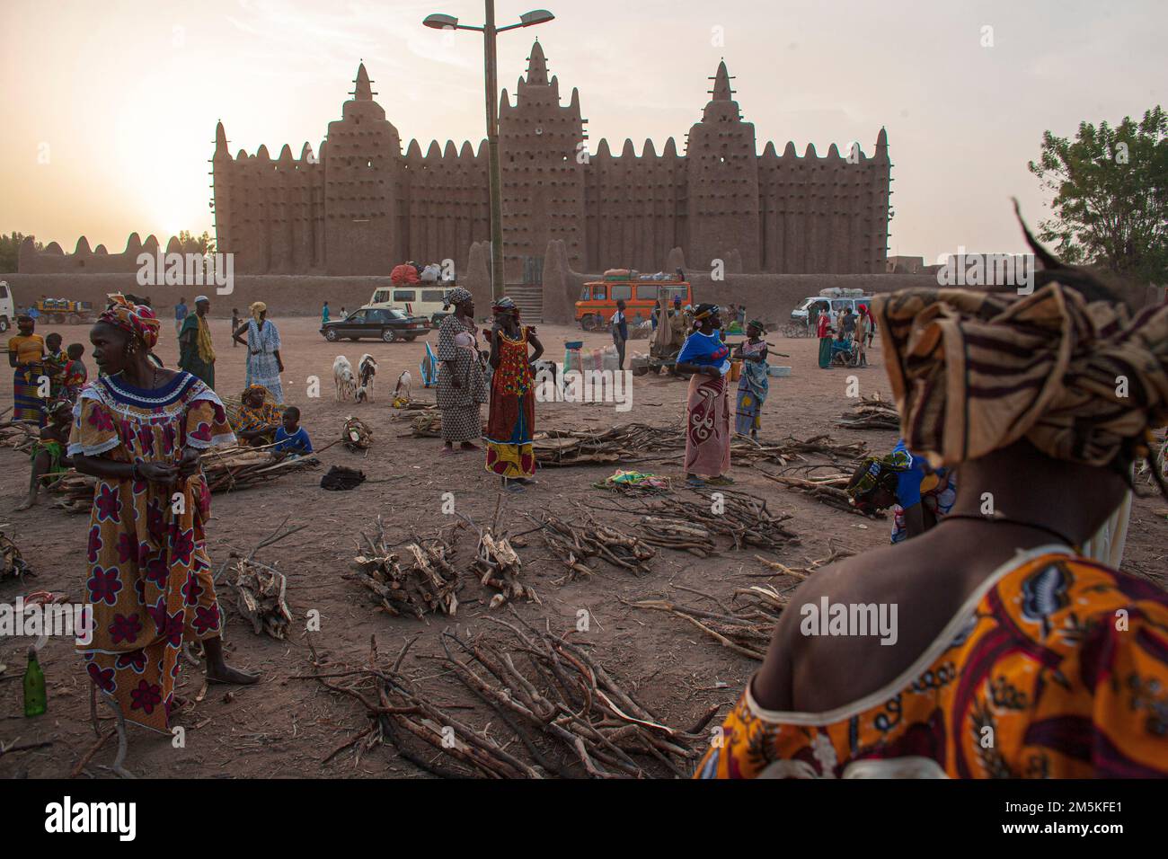 Giornata di mercato di fronte alla famosa moschea di fango a Djenné, Mali centrale. Foto Stock