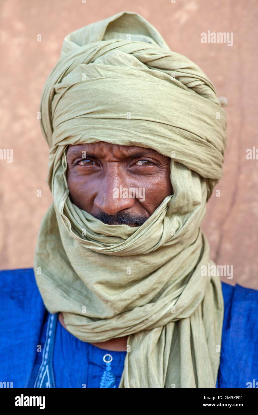 Mali, Timbuktu , primo piano ritratto di tuareg uomo con un turbante verde.Ritratto di un uomo Tuareg con turbante verde Foto Stock