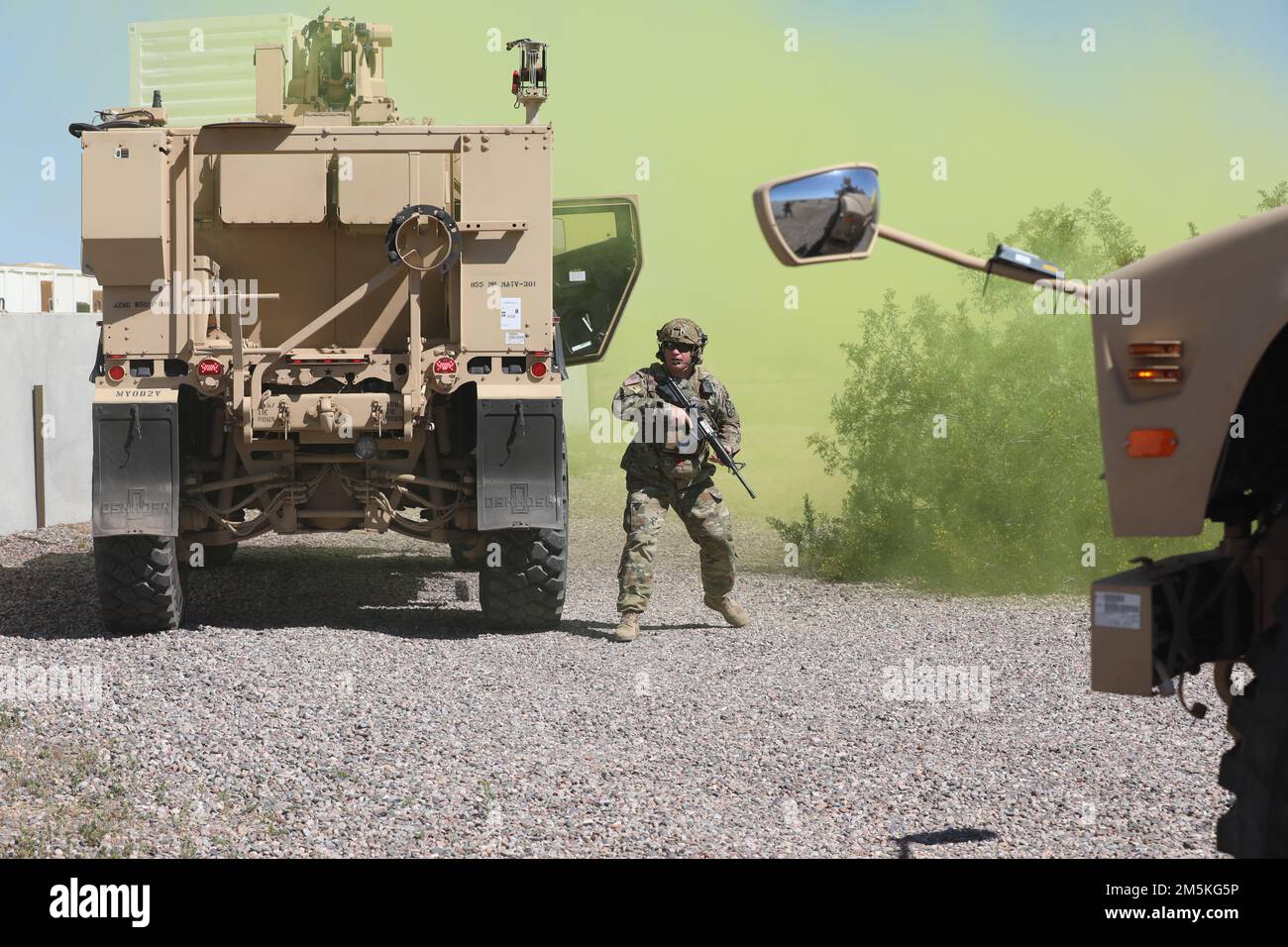Un soldato con la squadra di estrazione dirige i concorrenti verso un veicolo all-Terrain protetto da imboscata resistente alle mine (M-ATV) dopo l'evento militare sulle operazioni su terreno urbanizzato (MOUT) alla Riserva militare di Firenze, a Firenze, Ariz., 24 marzo 2022. Diciannove soldati provenienti da unità in tutta l'Arizona hanno testato il loro mettle nel 2022 AZNG Best Warrior Competition per avere la possibilità di rappresentare il loro stato a livello regionale e nazionale Foto Stock