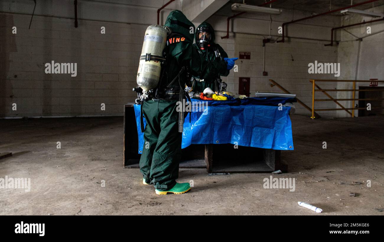 Marines USA con 31st Marine Expeditionary Unit (MEU), parlano durante la formazione sensibile di sfruttamento del sito alla base navale Guam, Guam, 22 marzo 2022. Exercise Noble Arashi fa parte della serie Noble di esercitazioni del 31st MEU, che vengono utilizzate per convalidare o invalidare la Famiglia dei concetti Navali, sviluppare tecniche e procedure per l'impiego di risorse MEU a sostegno della negazione del mare e della manovra della flotta, e informare la progettazione e gli sforzi futuri di sperimentazione della forza. Il MEU 31st opera a bordo delle navi dell'America Expeditionary Strike Group nell'area di attività della flotta del 7th per migliorare l'interoper Foto Stock