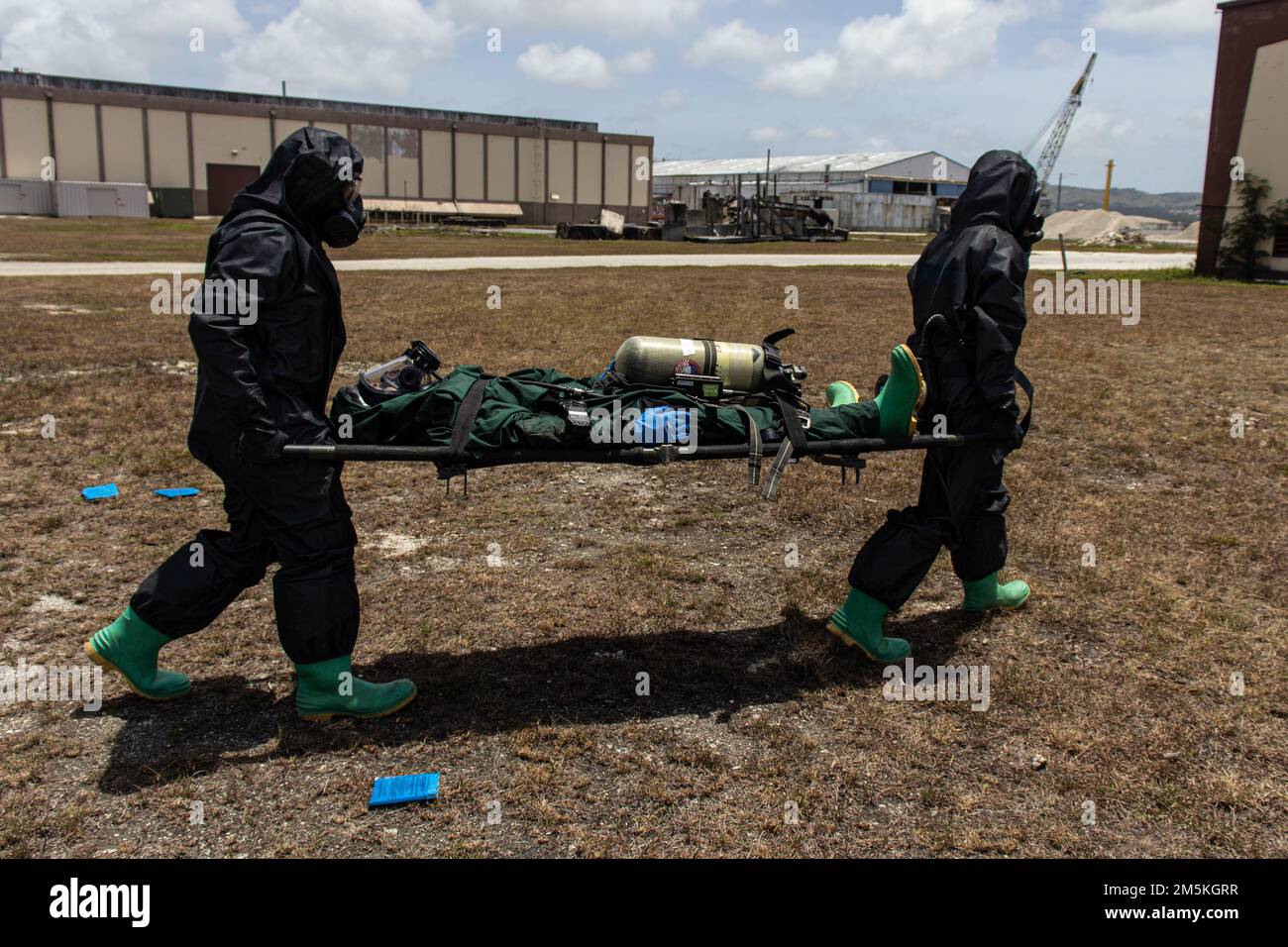 STATI UNITI Marines con 31st Marine Expeditionary Unit (MEU), trasportano un incidente simulato durante la formazione di sfruttamento del sito sensibile alla base navale Guam, Guam, 22 marzo 2022. Esercizio Noble Arashi fa parte della Nobile Serie di esercizi 31st dell'MEU che vengono utilizzati per convalidare o invalidare la Famiglia di concetti Navali, sviluppare tecniche e procedure per l'impiego di beni dell'MEU a sostegno della negazione del mare e della manovra della flotta, e informare il futuro progetto di forza e gli sforzi di sperimentazione. Il 31st MEU opera a bordo delle navi dell'America Expeditionary Strike Group nell'area di attività della flotta 7th Foto Stock