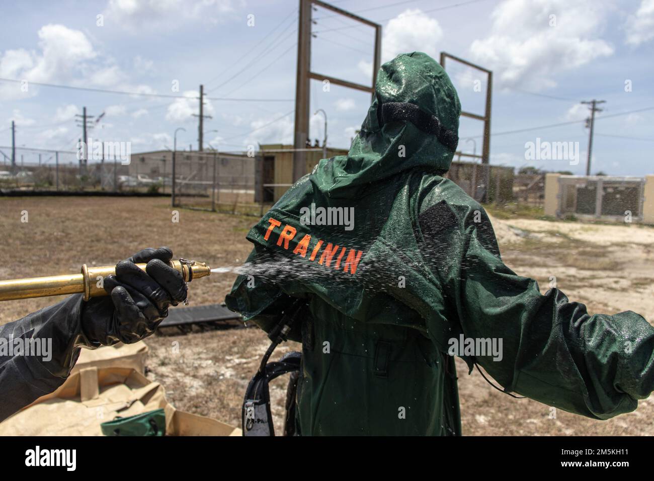 STATI UNITI Il corpo marino CPL. Nathan Stout, uno specialista chimico, biologico, radiologico e di difesa nucleare con 31st unità di spedizione marina (MEU), è spruzzato con acqua durante l'addestramento di sfruttamento di luogo sensibile alla base navale Guam, Guam, 22 marzo 2022. Esercizio Noble Arashi fa parte della Nobile Serie di esercizi 31st dell'MEU che vengono utilizzati per convalidare o invalidare la Famiglia di concetti Navali, sviluppare tecniche e procedure per l'impiego di beni dell'MEU a sostegno della negazione del mare e della manovra della flotta, e informare il futuro progetto di forza e gli sforzi di sperimentazione. Il MEU 31st è operativo aboar Foto Stock