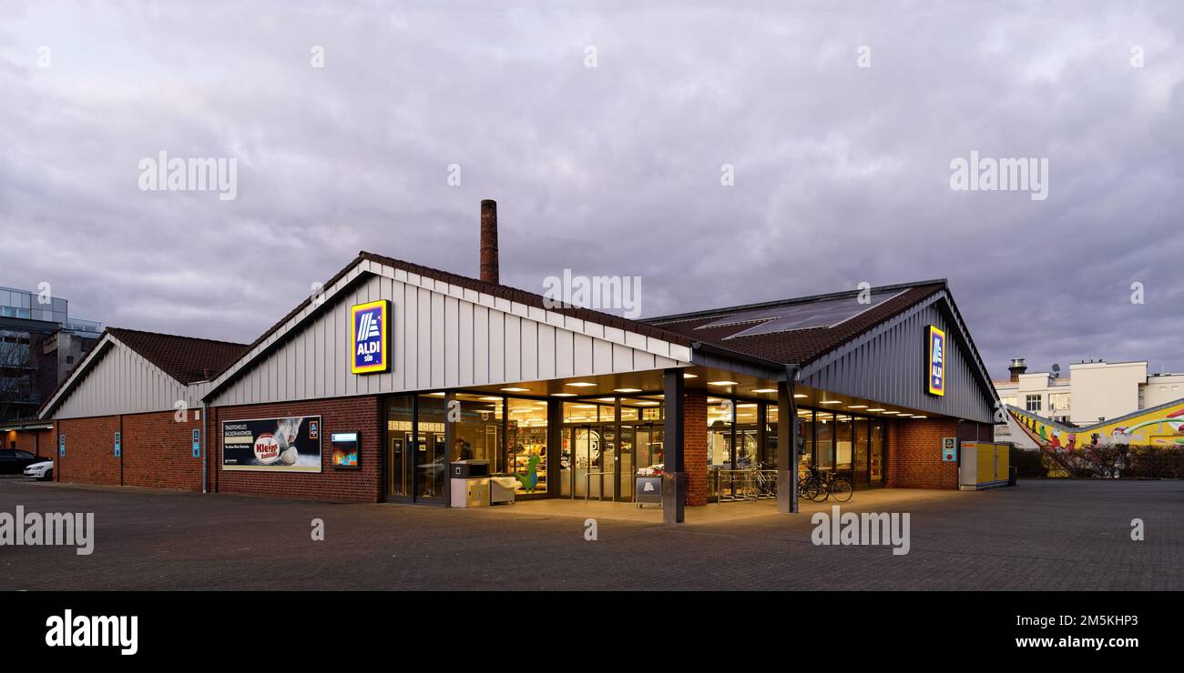 Colonia, Germania, dicembre 29 2022: NEGOZIO DI alimentari ALDI a colonia ehrenfeld al crepuscolo Foto Stock