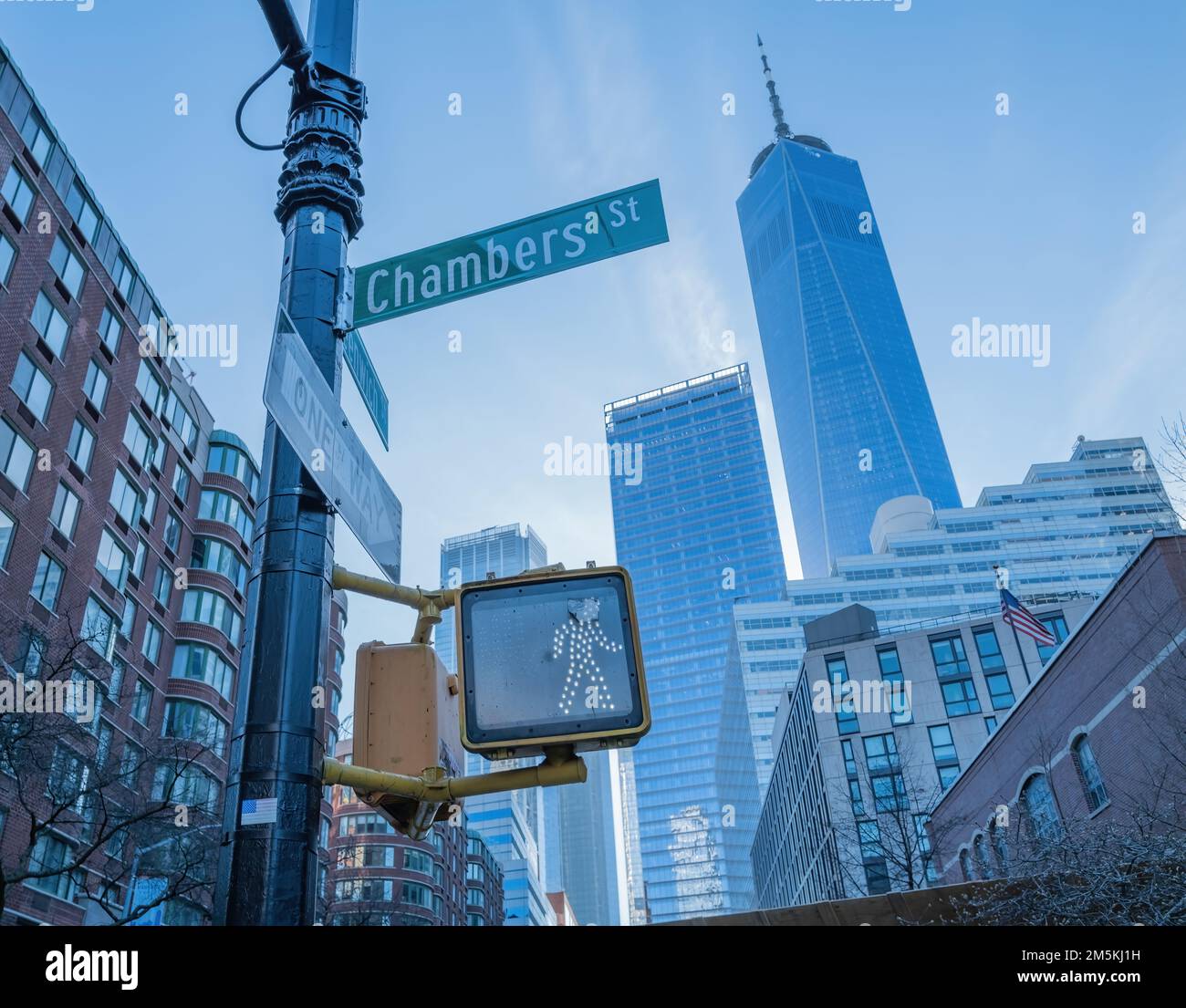 NEW YORK, N.Y. – 28 dicembre 2022: Un Word Trade Center è visto da Chambers Street a Lower Manhattan. Foto Stock