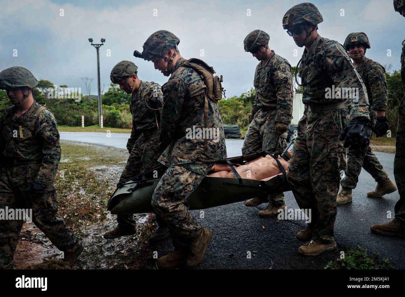 STATI UNITI Marines with III Marine Expeditionary Force Information Group trasporta un manichino per un esercizio di evacuazione durante un corso di medicina nella giungla presso il Jungle Warfare Training Center, Camp Gonsalves, Okinawa, Giappone, marzo 22, 2022. La formazione in caso di incidente è stata condotta nell'ambito di un esercizio generale sul campo di Jungle condotto il 21 e 25 marzo. Durante il FEX, III MIG Marines ha praticato la loro capacità di condurre operazioni distribuite in un ambiente austero. JWTC fornisce terreno impegnativo che si trova su molte delle isole dell'Indo-Pacifico. La padronanza di questo terreno contribuisce a me Foto Stock