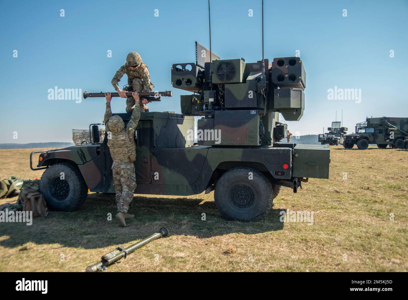 STATI UNITI Soldati con 5th battaglione, 4th Air Defense Artillery Regiment (5-4 ADAR), Delta Battery Conduct Avenger missile Reload Procedures Training presso Oberdachstetten Training Area, Ansbach, Germania, 22 marzo 2022 . Foto Stock