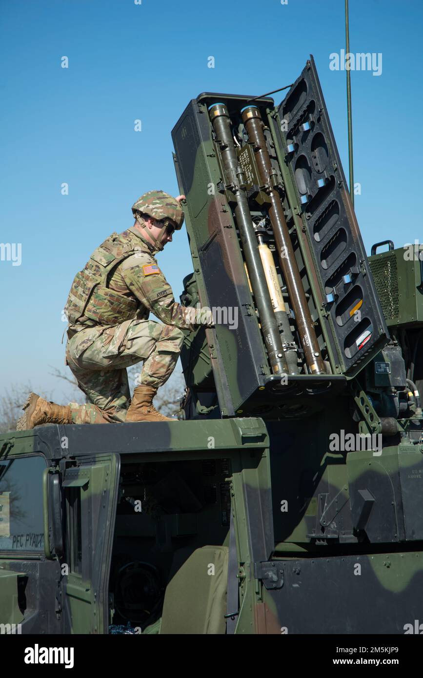 STATI UNITI Soldati con 5th battaglione, 4th Air Defense Artillery Regiment (5-4 ADAR), Delta Battery Conduct Avenger missile Reload Procedures Training presso Oberdachstetten Training Area, Ansbach, Germania, 22 marzo 2022 . Foto Stock