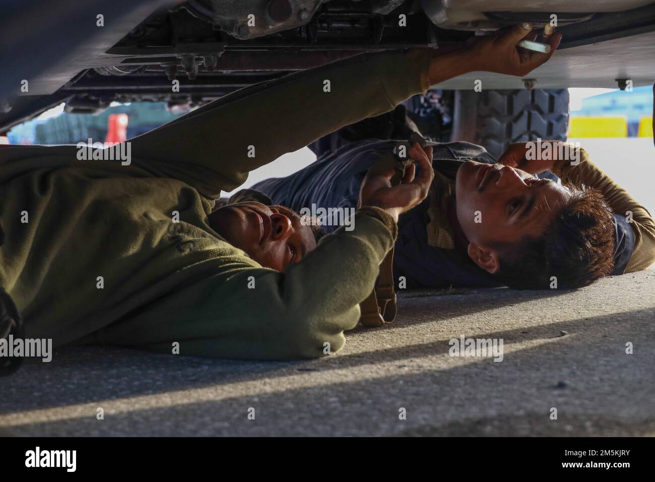 STATI UNITI Corpo marino Lance CPL. Steven Martinez e Lance CPL. Daniel Villagesgarcia, tecnici del trasporto a motore con 3rd Battaglione di supporto all'atterraggio, reggimento di Logistica di combattimento 3, 3rd Gruppo di Logistica Marina, Completare un'ispezione tecnica Joint Limited su un veicolo gommato multiuso ad alta mobilità durante l'esercizio Atlantic Dragon presso il Marine Corps Support Facility Blount Island, Jacksonville, Florida, 23 marzo 2022. 3D LSB sta conducendo Atlantic Dragon 22 in collaborazione con CLR-37, 3rd MLG e Battle Logistics Battalion 451, CLR-45, 4th MLG, per scaricare, ispezionare, e preparare l'attrezzatura per Foto Stock