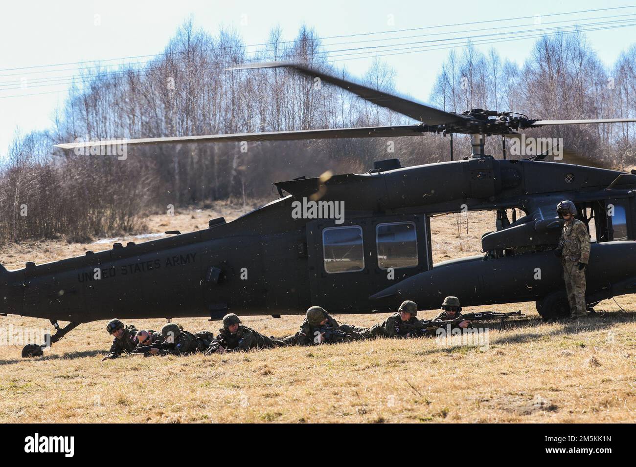 STATI UNITI I paracadutisti dell'esercito assegnati a 1st Brigade Combat Team, 82nd Airborne Division addestrano i militari polacchi sulle procedure di caricamento a caldo su un US Elicottero Army Black Hawk a Bircza, Polonia, marzo 22. La 82nd Airborne Division, con sede a Fort Bragg, N.C., è stata dispiegata in Polonia come parte del forte e indefesso impegno nei confronti dei nostri alleati della NATO. Foto Stock
