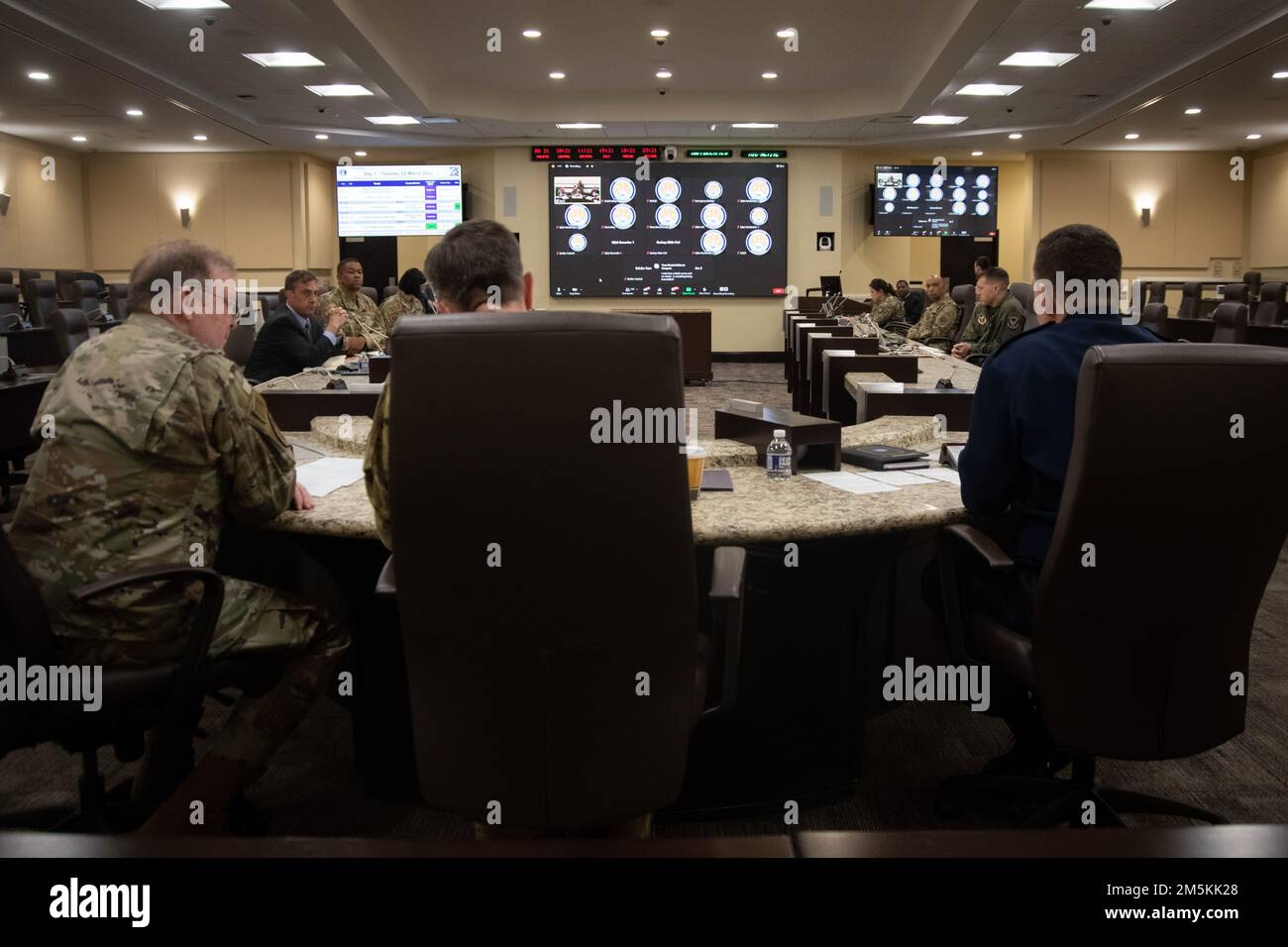 STATI UNITI Air Force Airmen di tutto il mondo si sintonizzano in una chat pirotecnica con il Gen. Richard W. Scobee, a sinistra, capo, Air Force Reserve, Gen. Del Lt. Kevin B. Schneider, a metà, direttore del personale, Headquarter Air Force, E il Lt. Gen. Michael A. Loh, a destra, direttore, Air National Guard, durante il Simposio annuale sull'integrazione della forza totale alla base congiunta Andrews, Maryland, 22 marzo 2022. Ospitato dalla direzione generale dell'integrazione delle forze aeree, questo simposio virtuale di 3 giorni mira a facilitare le conversazioni e la collaborazione tra le tre componenti dell'aeronautica. Foto Stock