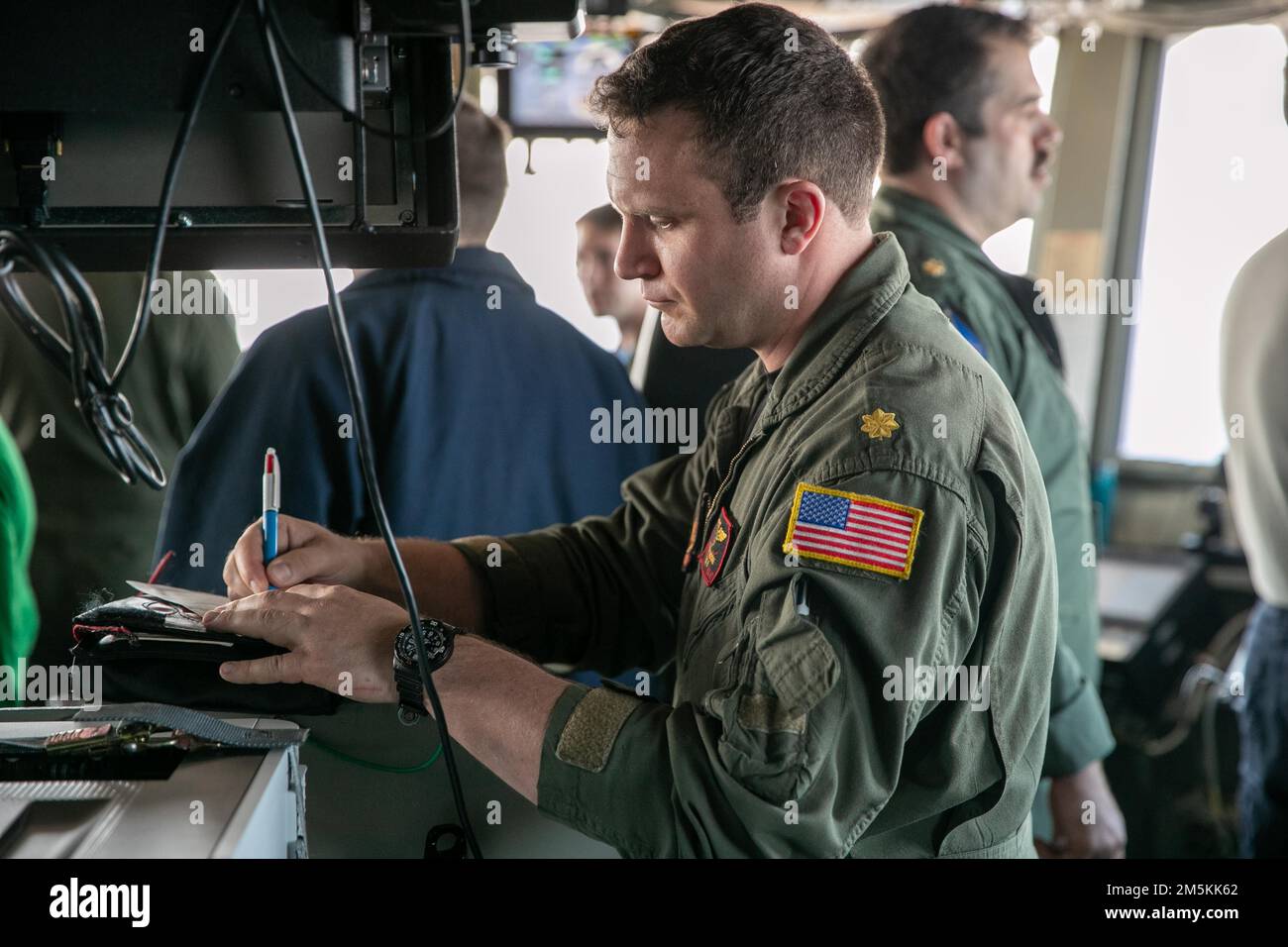 CMdR Lt. Andrew Moore, assegnato ai 'Golden Warriors' di Strike Fighter Squadron (VFA) 87, lancia e recupera lo squadrone tlogs nel controllo di volo primario della USS Gerald R. Ford (CVN 78), il 22 marzo 2022. Ford è in corso nell’Oceano Atlantico per la certificazione del ponte di volo e la qualifica del vettore aereo come parte della fase di base su misura della nave prima dello spiegamento operativo. Foto Stock