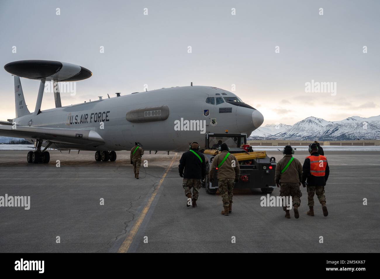 STATI UNITI Gli aerei assegnati all'unità di manutenzione dell'aeromobile 962nd monitorano un sistema di avvertimento e controllo dell'aeromobile e-3 Sentry Airborne mentre l'aeromobile viene trainato alla base comune Elmendorf-Richardson, Alaska, 22 marzo 2022. Il radar dell’aeromobile ha un raggio d’azione di oltre 200 miglia per i target a bassa quota e più lontano per i veicoli aerospaziali che volano ad altitudini medio-alte. Foto Stock