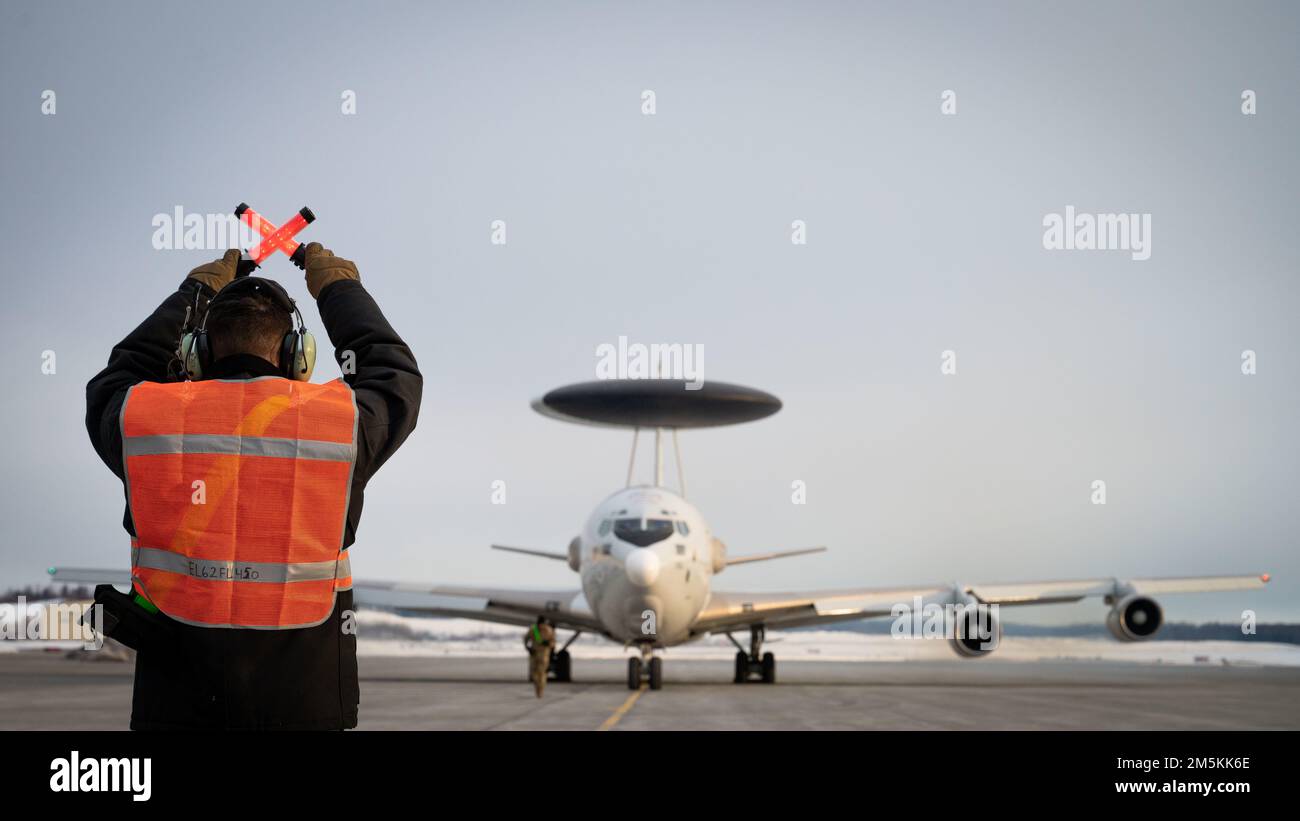 STATI UNITI Air Force Airman 1st Class Chris Finch, uno specialista di sistemi idraulici per aeromobili unità di manutenzione 962nd, presenta un e-3 Sentry Airborne Warning and Control System presso la Joint base Elmendorf-Richardson, Alaska, 22 marzo 2022. L'e-3 è una struttura aerea commerciale Boeing 707/320 modificata con una piattaforma integrata di gestione delle battaglie di comando e controllo, o C2BM, sorveglianza, rilevamento dei bersagli e tracciamento. Foto Stock