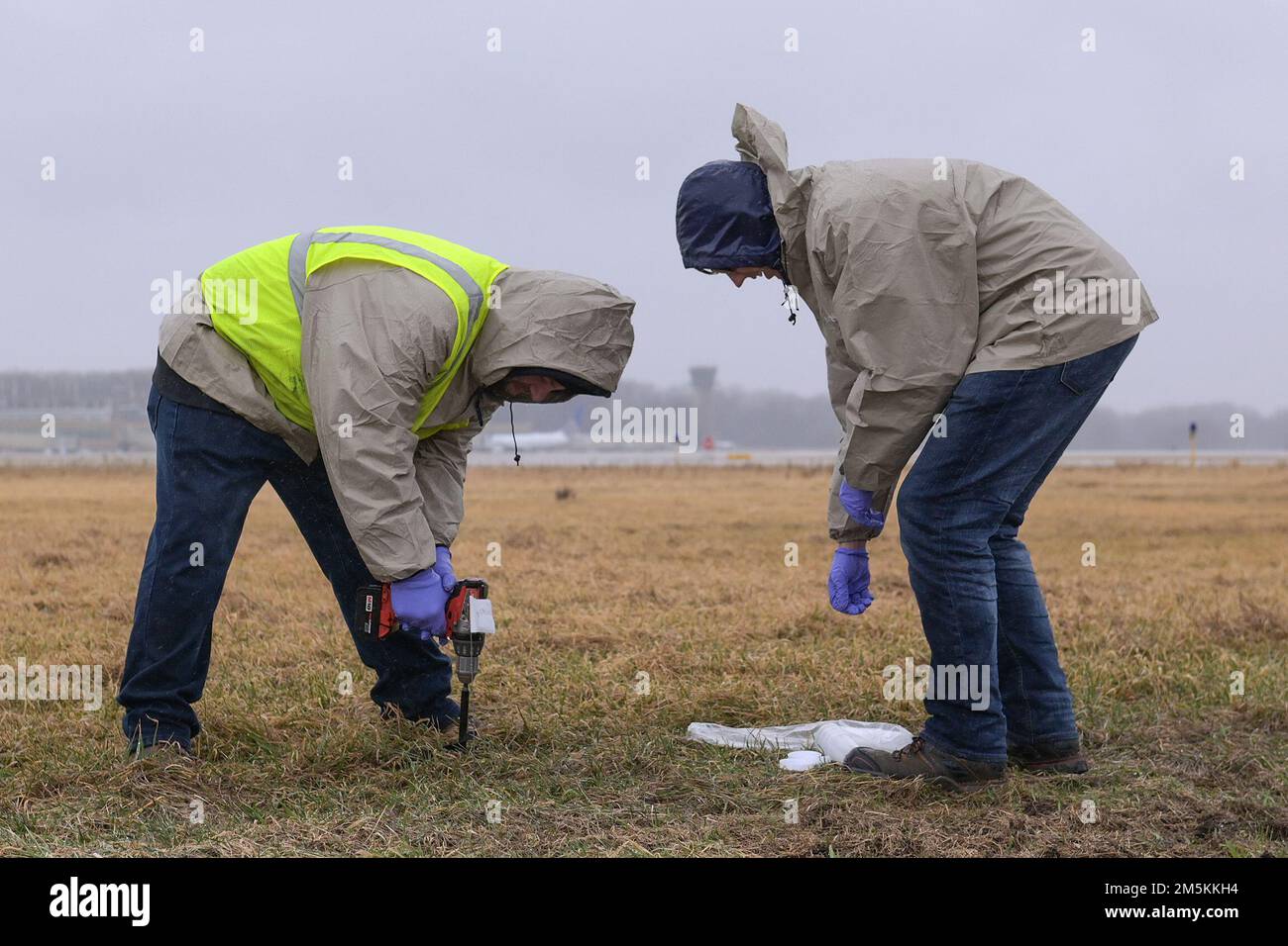 Gli ingegneri ambientali di EA Engineering, Science, and Technology, Inc. Eseguono il campionamento del terreno di superficie durante un'indagine correttiva sulla presenza di sostanze per- e polifluoroalchiliche presso il Truax Field di Madison, Wisconsin, 22 marzo 2022. L’indagine rappresenta il secondo passo importante nel processo Comprehensive Environmental Response, Compensation, and Liability Act dell’Agenzia per la protezione ambientale, che guiderà la mitigazione dei composti PFAS sull’impianto della Guardia Nazionale aerea e intorno ad esso. Foto Stock