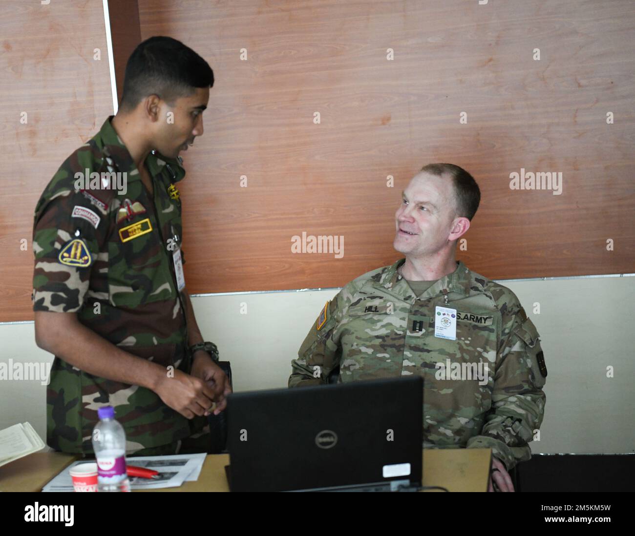 STATI UNITI Dean Hill, delegato della Guardia Nazionale dell'Oregon e ufficiale della Logistica, parla con il suo omologo del Bangladesh mentre si trova presso il centro di formazione per l'operazione di sostegno alla pace (BIPSOT) del Bangladesh Institute of Peace Support Operation Training (Dhaka, Bangladesh), 23 marzo 2022. I delegati della Guardia Nazionale dell'Oregon partecipano all'esercitazione Tiger Lightning 2022, un'esercitazione bilaterale sponsorizzata dagli Stati Uniti Comando Indo-Pacific e ospitato dalle forze Armate del Bangladesh, rafforzando la preparazione alla difesa del Bangladesh, creando interoperabilità operativa e rafforzando la partnership tra le forze Armate del Bangladesh e il Foto Stock