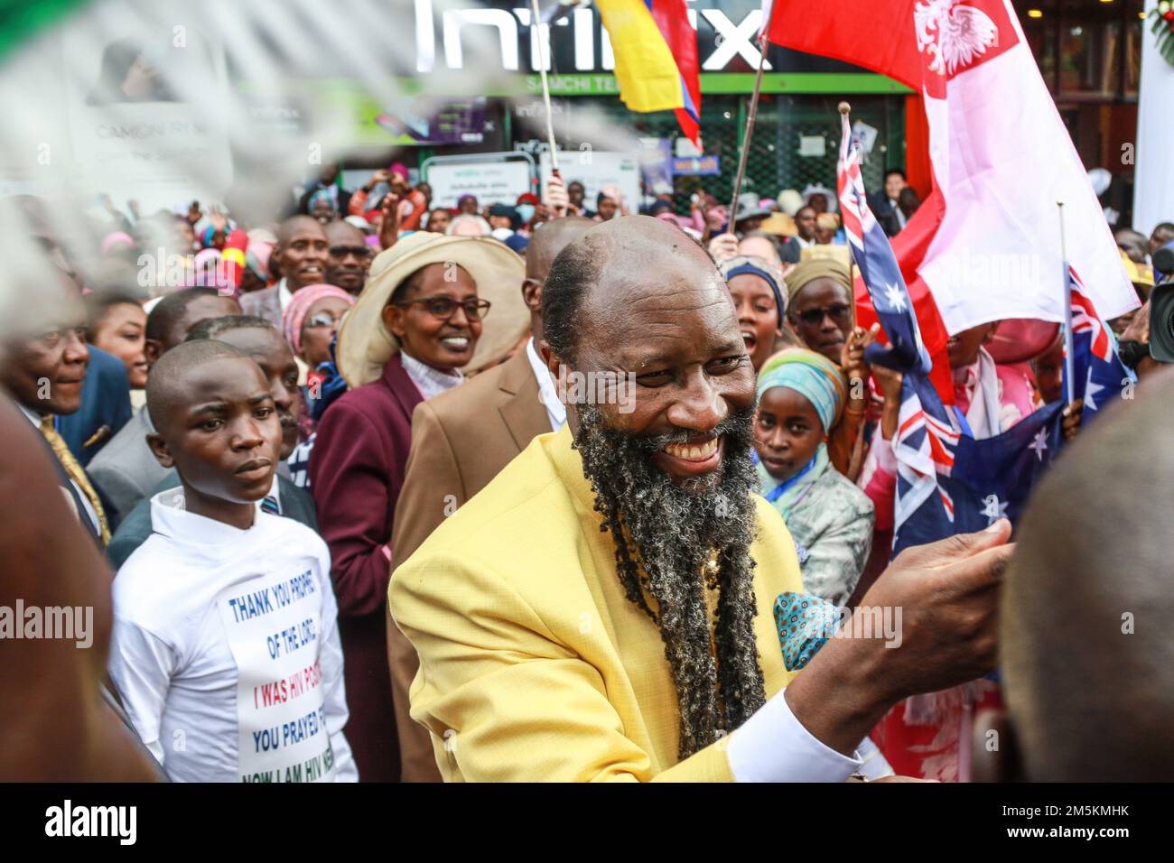 Nakuru, Kenya. 29th Dec, 2022. Il famoso profeta David Owuor parla ai fedeli quando è arrivato per un incontro di preghiera nella città di Nakuru. Il Dr. David Owuor del Ministero della Chiesa del pentimento e della Santità terrà un incontro di preghiera per inaugurare il nuovo anno. Migliaia di credenti provenienti da tutto il Kenya e da altre nazioni sono attesi per l'incontro. Credit: SOPA Images Limited/Alamy Live News Foto Stock