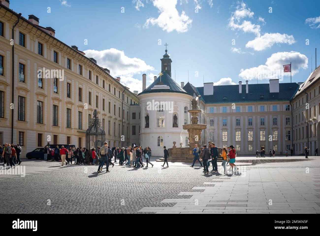 2nd cortile del Castello di Praga con Cappella della Santa Croce e Fontana di Kohls - Praga, Repubblica Ceca Foto Stock