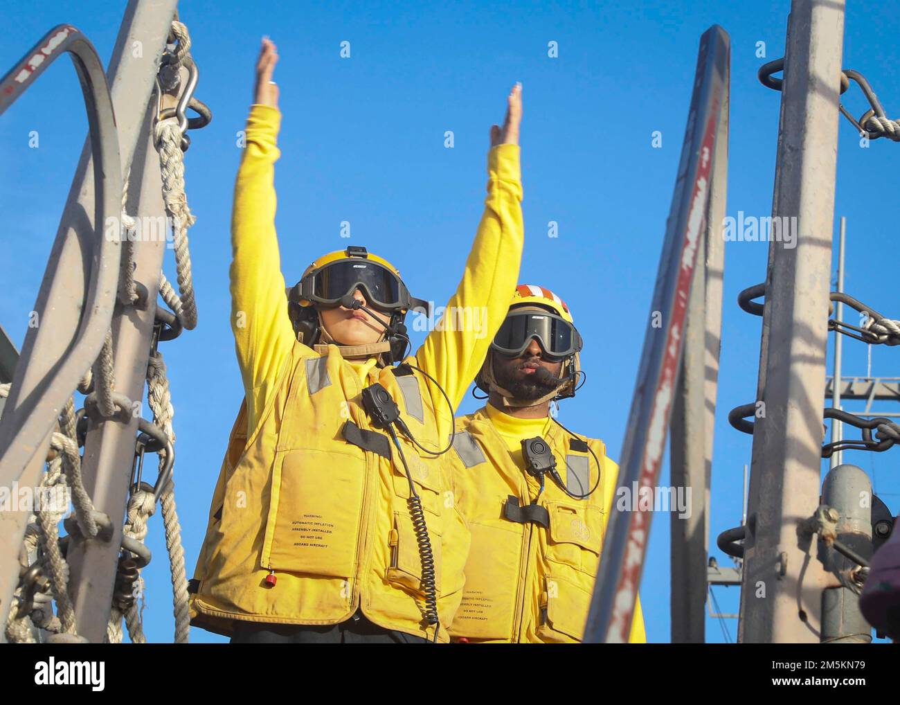 OCEANO ATLANTICO (22 marzo 2022) – il compagno di Boatswain 2nd Classe Alyssa Mullinax, a sinistra, e il compagno di Boatswain 3rd Classe Marc Fabien dirigono un MH-60R Seahawk al ponte di volo del cacciatorpediniere missilistico guidato di classe Burke di Arleigh USS Porter (DDG 78), marzo 22. Porter, schierato in futuro a Rota, Spagna, sta attualmente partecipando all'esercizio della Task Force nell'area operativa della flotta degli Stati Uniti 2nd. TFEX funge da esercizio di certificazione per l'implementazione indipendente di navi ed è progettato per testare la preparazione e le prestazioni della missione in operazioni integrate. Foto Stock