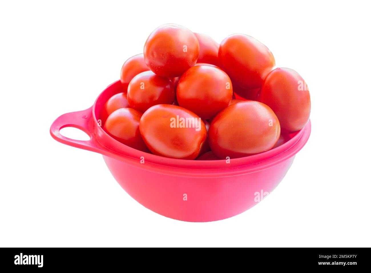 Ciotola di pomodori maturi isolata su fondo bianco Foto Stock
