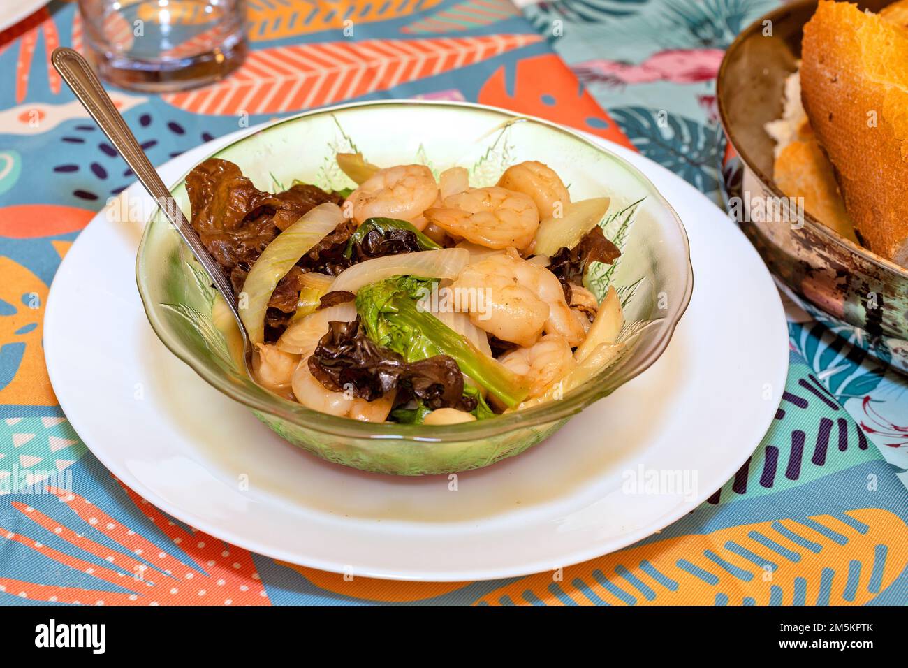 Tritare Suey di verdure fritte in padella con pollo e maiale. Gamberi e frutti di mare. Foto Stock
