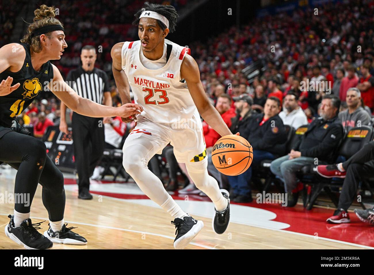 College Park, Maryland, Stati Uniti. 29th Dec, 2022. La guardia dei terrapini del Maryland Ian Martinez (23) sibila la palla durante la partita di basket NCAA tra gli UMBC Retrievers e i terrapini del Maryland all'Xfinity Center a College Park, MD. Reggie Hildred/CSM/Alamy Live News Foto Stock