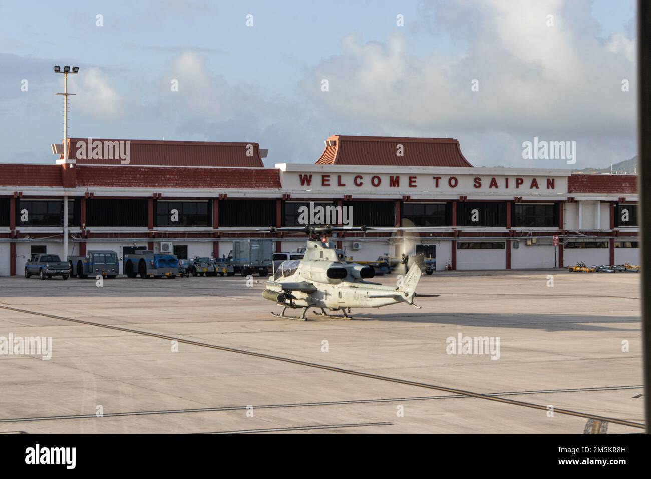 NEGLI STATI UNITI Corpo marino AH-1Z elicottero Viper con Marine Medium Tiltrotor Squadron 265 (Rein.), 31st unità spedizione Marina (MEU), si prepara al decollo durante le operazioni di volo presso l'Aeroporto Internazionale di Saipan, Saipan, 23 marzo 2022. Esercizio Noble Arashi fa parte della Nobile Serie di esercizi 31st dell'MEU che vengono utilizzati per convalidare o invalidare la Famiglia di concetti Navali, sviluppare tecniche e procedure per l'impiego di beni dell'MEU a sostegno della negazione del mare e della manovra della flotta, e informare il futuro progetto di forza e gli sforzi di sperimentazione. Il 31st MEU opera a bordo di navi americane Foto Stock