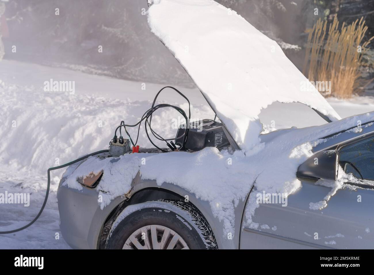 Edmonton, Canada, 21 dicembre 2022: La batteria dell'auto non si è ricaricata e si è ricaricata a temperature estremamente basse Foto Stock