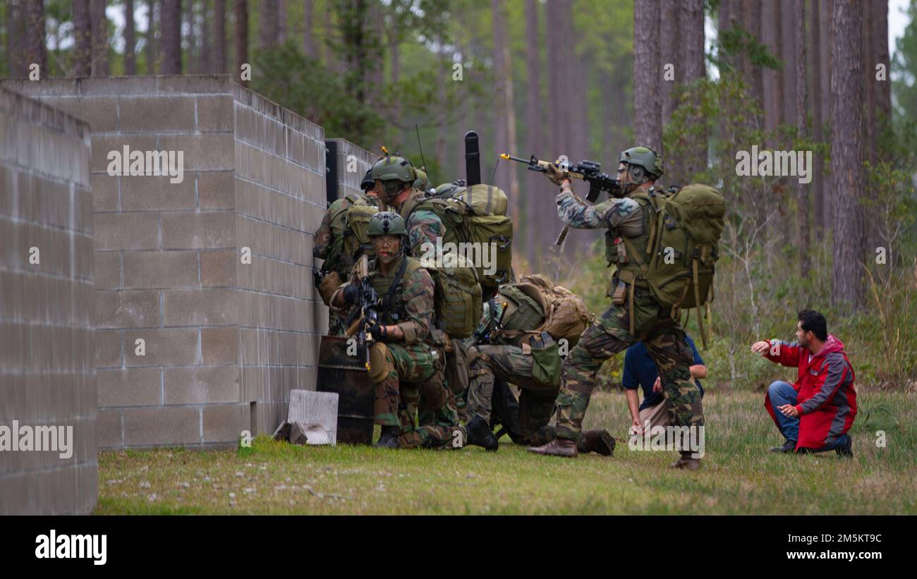 I marines olandesi con il carib marino dello squadrone marino, corpo marino dei Paesi Bassi, hanno regolato la sicurezza durante il guerriero urbano caraibico di esercitazione sul campo Lejeune, Carolina del Nord, 23 marzo 2022. L'esercizio è un'evoluzione formativa bilaterale progettata per aumentare l'interoperabilità globale tra il battaglione di rinascita 2D, la divisione Marina 2D e il Marine Squadron Carib. Foto Stock