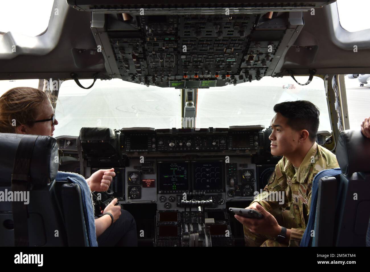 Uno studente del Massachusetts Institute of Technology Security Studies Program parla con 1st Lt. Ralph Andrew Carios, pilota di 535th Airlift Squadron, del ruolo del 535th COME nella missione dell'aeronautica militare presso la base congiunta Pearl Harbor-Hickam, Hawaii, 23 marzo 2022. Gli studenti hanno visitato JBPHH come parte di un tour dei comandi militari sull'isola di Oahu per conoscere il ruolo del Dipartimento della Difesa nel garantire un indo-Pacifico libero e aperto. Foto Stock