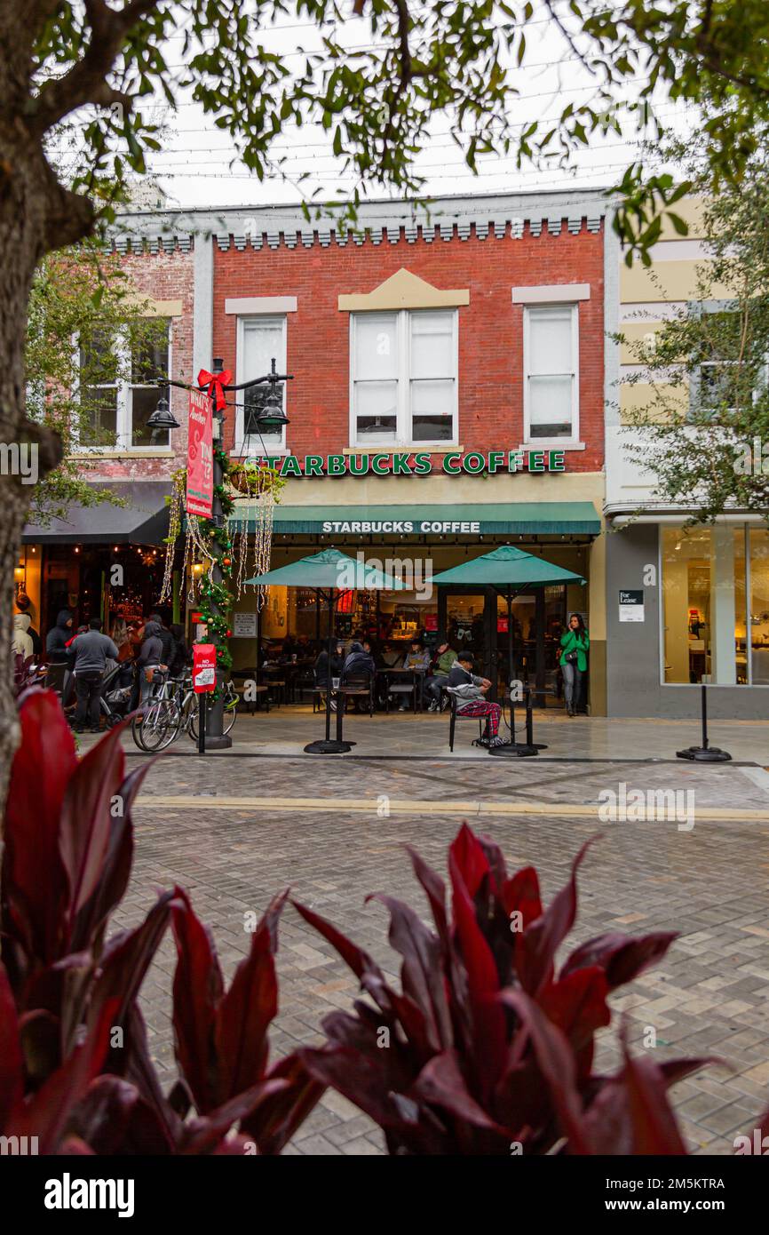 Clienti freddi seduti fuori dalla caffetteria Starbuck's su Clematis Street in una giornata insolitamente fredda a West Palm Beach, Florida, USA. Foto Stock