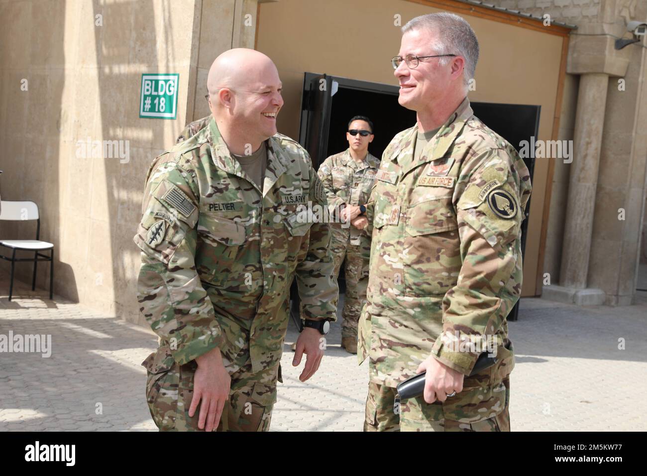 Brig. Il generale Isaac Peltier, comandante della Special Operations Joint Task Force – Levant, e il capo maestro Sgt. Gregory Smith, il leader senior arruolato degli Stati Uniti Comando operazioni speciali, tenere una conversazione durante una visita dei leader chiave dall'USSOCOM alla base operativa di Unione III a Baghdad, Iraq, 23 marzo 2022. Leader chiave dagli Stati Uniti Il comando delle operazioni speciali ha visitato la base per discutere il continuo sostegno dell'USSOCOM e le missioni relative alla costruzione della sicurezza e della stabilità regionali e alla sconfitta duratura di Daesh. La visita è stata parte di un viaggio di più giorni in tutti gli Stati Uniti Cent Foto Stock