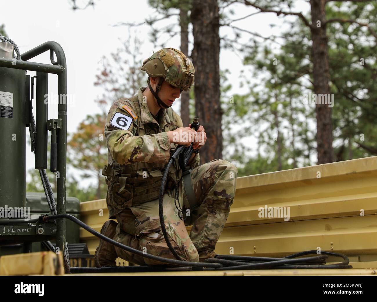 STATI UNITI I soldati dell'esercito partecipano a un evento Round Robin a Fort Bragg, N.C., il 22 marzo 2022. I soldati delle unità di Fort Bragg hanno partecipato al Best CBRN Competition, che verifica l'abilità nelle loro abilità di specializzazione militare di occupazione (MOS), così come la conoscenza dei compiti del guerriero e dei Drills da battaglia. Foto Stock