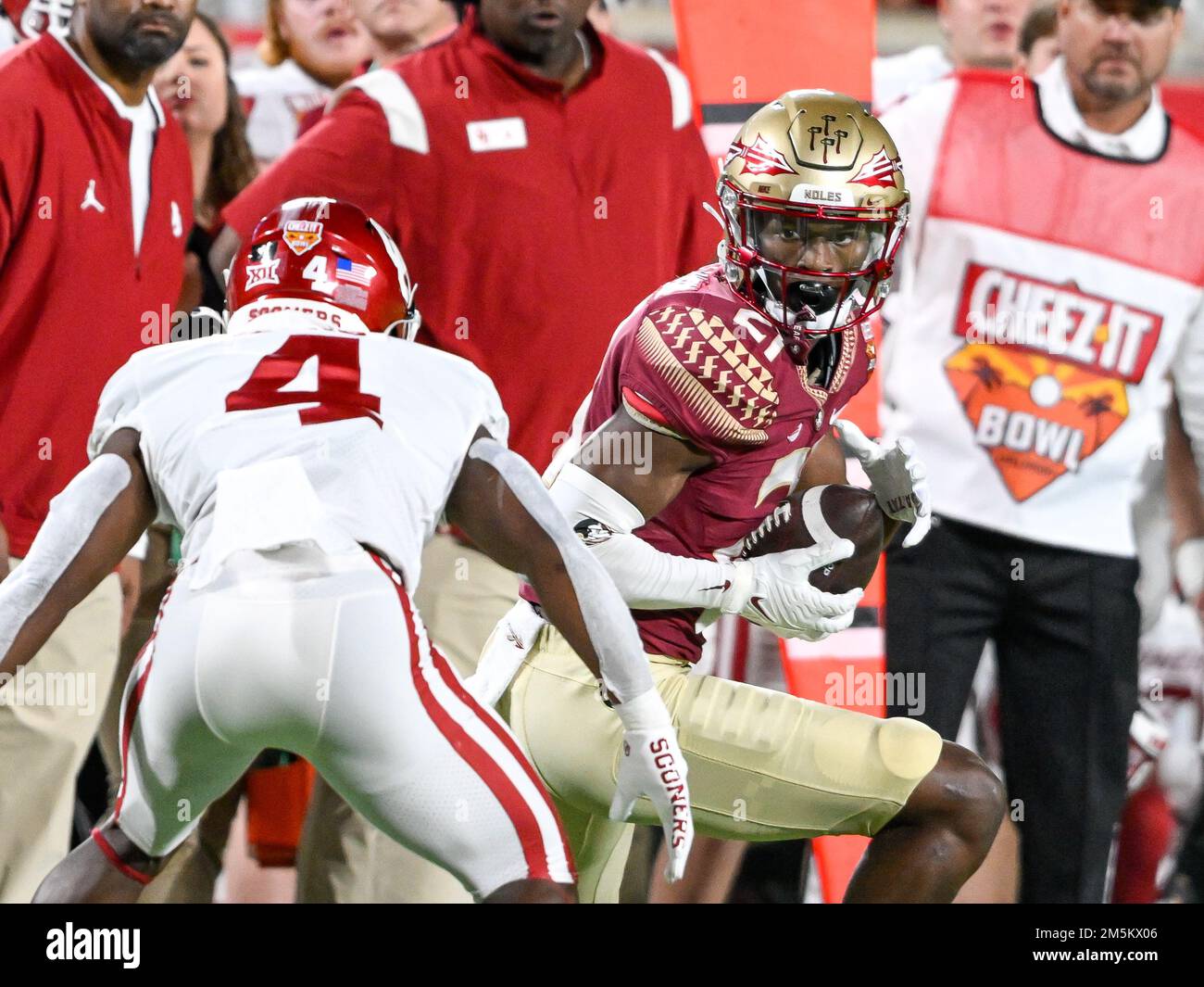 29 dicembre 2022: Florida state Seminoles ricevitore ampio Darion Williamson (21) corre dopo cattura durante 2nd metà del Cheez-IT Bowl tra Florida state Seminoles vs Oklahoma Sooners. La FSU ha sconfitto l'Oklahoma 35-32 al Camping World Stadium di Orlando, Florida. Romeo T Guzman/CSM Foto Stock