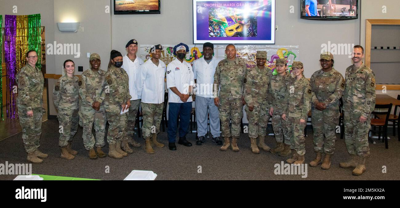 STATI UNITI Gli aerei assegnati al 60th Mission Support Group partecipano a un concorso tritato a tema Mardi Gras presso la base dell'aeronautica militare Travis, California, 23 marzo 2022. Il 60th Mission Support Group Monarch Dining Facility ha ospitato un concorso di cucina che mostra abilità, velocità e ingegnosità. Squadre di quattro persone si sono esibite per trasformare gli ingredienti misteriosi in piatti di portata principale e dessert da presentare a un gruppo di giudici. Foto Stock