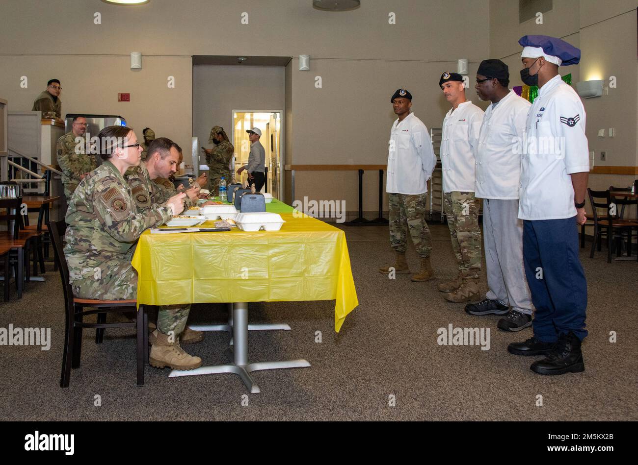 La squadra due del concorso a tema Mardi Gras si trova a fronteggiare i giudici della base dell'aeronautica militare Travis, California, 23 marzo 2022. Il 60th Mission Support Group Monarch Dining Facility ha ospitato un concorso di cucina che mostra abilità, velocità e ingegnosità. Squadre di quattro persone si sono esibite per trasformare gli ingredienti misteriosi in piatti di portata principale e dessert da presentare a un gruppo di giudici. Foto Stock