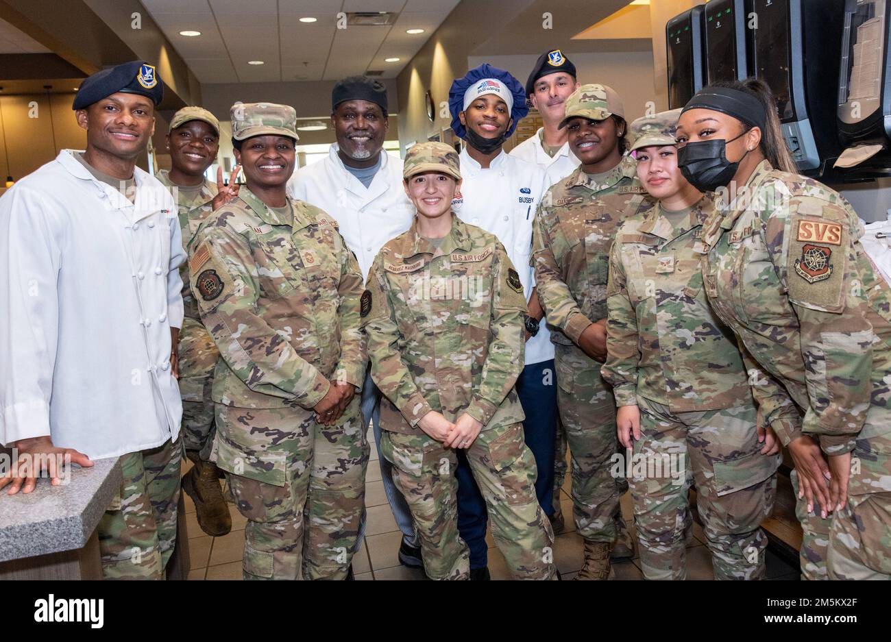 STATI UNITI I militari assegnati al 60th Mission Support Group partecipano a un concorso tritato a tema Mardi Gras presso la base dell'aeronautica militare Travis, California, 23 marzo 2022. Il 60th Mission Support Group Monarch Dining Facility ha ospitato un concorso di cucina che mostra abilità, velocità e ingegnosità. Squadre di quattro persone si sono esibite per trasformare gli ingredienti misteriosi in piatti di portata principale e dessert da presentare a un gruppo di giudici. Foto Stock