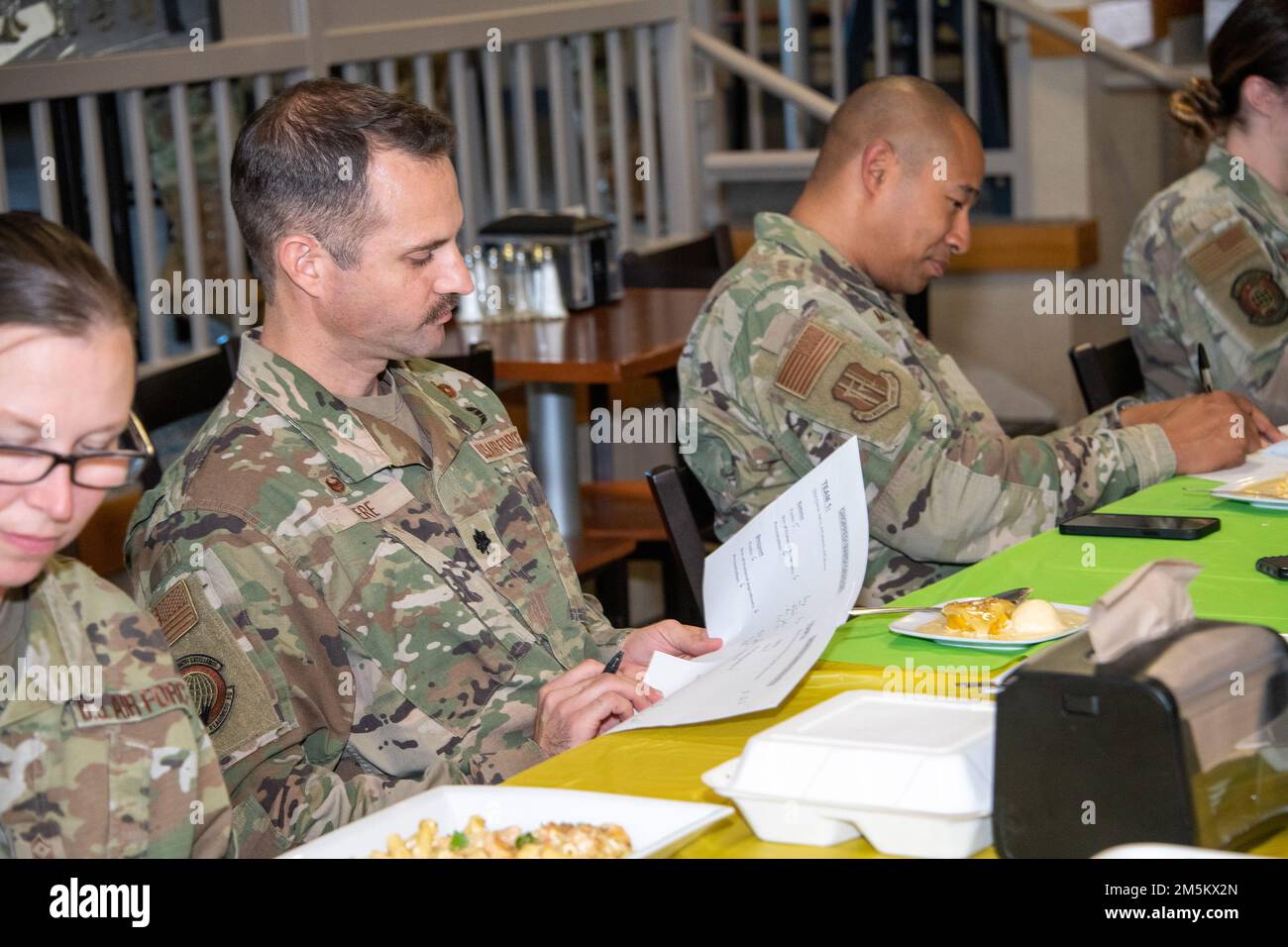 I giudici valutano i concorrenti durante la sfida a pezzi alla base dell'aeronautica militare Travis, California, 23 marzo 2022. Il 60th Mission Support Group Monarch Dining Facility ha ospitato un concorso di cucina che mostra abilità, velocità e ingegnosità. Squadre di quattro persone si sono esibite per trasformare gli ingredienti misteriosi in piatti di portata principale e dessert da presentare a un gruppo di giudici. Foto Stock