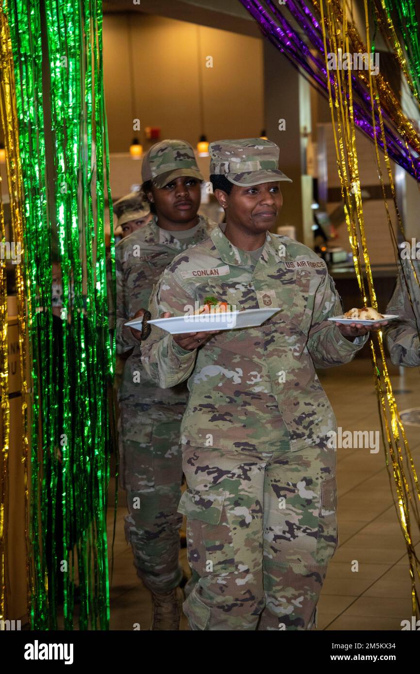 STATI UNITI Andrea Conlan, Senior Squadron del supporto della forza 60th, guida la squadra uno fuori essere giudicato alla base dell'aeronautica militare di Travis, California 23 marzo 2022. Il 60th Mission Support Group Monarch Dining Facility ha ospitato un concorso di cucina che mostra abilità, velocità e ingegnosità. Squadre di quattro persone si sono esibite per trasformare gli ingredienti misteriosi in piatti di portata principale e dessert da presentare a un gruppo di giudici. Foto Stock