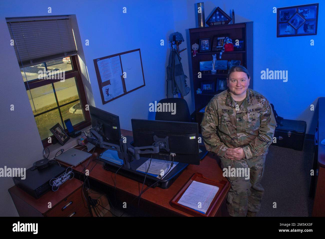 1st Sgt. Lisa Carlin serve nel Battaglione di elicottero d'assalto della Guardia Nazionale dell'Idaho Army 1-183rd. Foto Stock