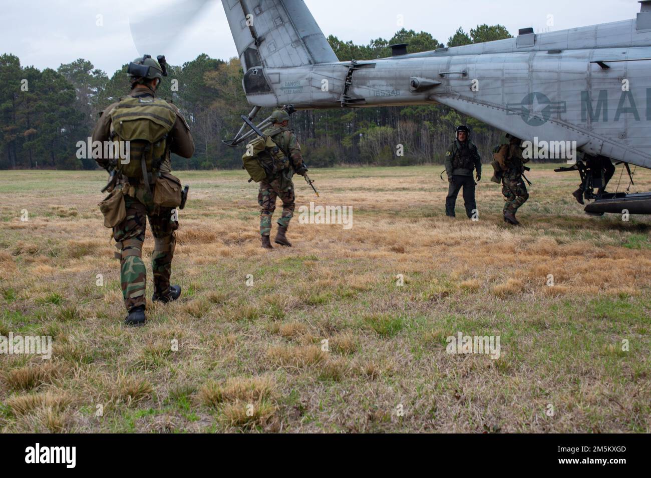 Marines olandesi con Marine Squadron Carib, Paesi Bassi Marine Corps, a bordo di un U.S.A. Marine Corps CH-53E Super Stallion, Marine Heavy Helicopter Squadron-772, 4th Marine Aircraft Wing, Marine Forces Reserve, durante l'esercizio Caribbean Urban Warrior a Camp Lejeune, North Carolina, 23 marzo 2022. L'esercizio è un'evoluzione formativa bilaterale progettata per aumentare l'interoperabilità globale tra gli Stati Uniti e le forze partner. Foto Stock