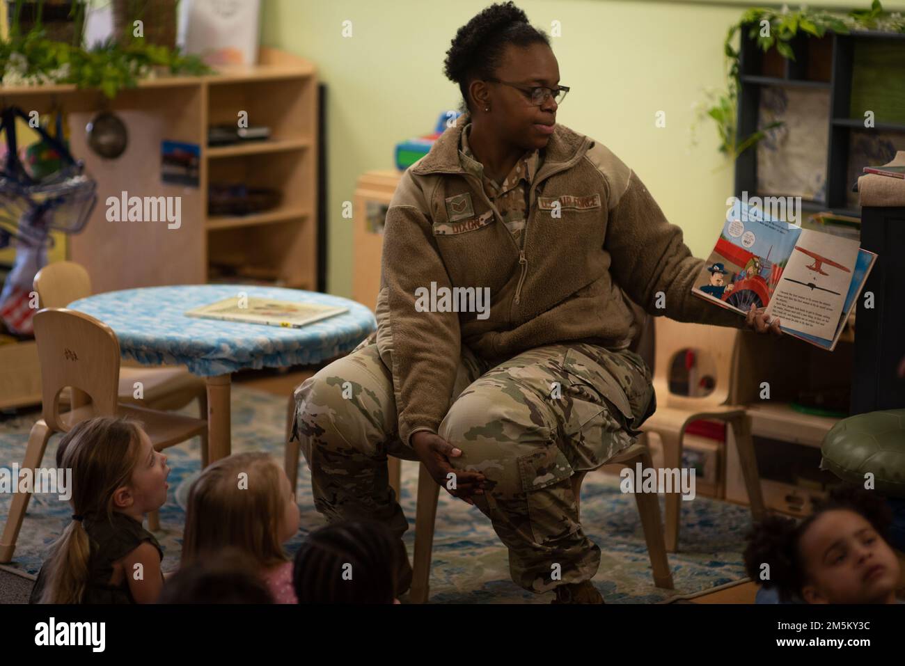 Staff Sgt. Marche Dixon, 437th Supply Chain Operations Squadron registra il supervisore della manutenzione, legge ai bambini durante il mese della storia delle donne al Child Development Center sulla base aerea Scott, Ill., 23 marzo 2022. Il mese della storia delle donne onora i contributi delle donne di tutto il passato e del presente. Foto Stock