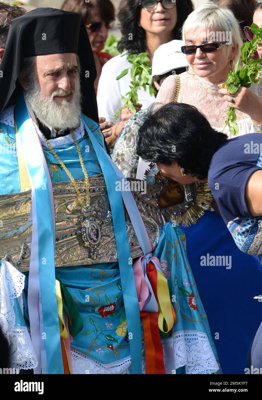 Un sacerdote greco-ortodosso che porta un'icona argentata della Vergine Maria durante una processione dalla Tomba al largo della Vergine alla chiesa del Santo Sepolcro nella città vecchia di Gerusalemme. Foto Stock