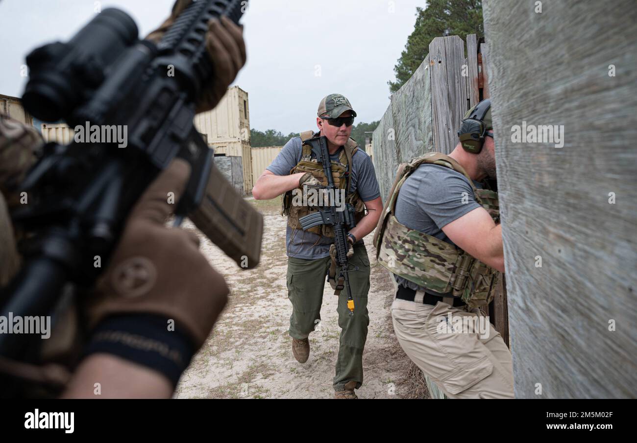 STATI UNITI Air Force Airmen imparare le tattiche di compensazione stanza da membri di varie forze dell'ordine durante l'esercizio Scorpion Lens al McCrady Training Center a Eastover, South Carolina, 22 marzo 2022. Il 1st Combat Camera Squadron (1CTCS) tiene l'obiettivo Scorpion esercizio ogni anno per fornire addestramento di abilità di spedizione per combattere Camera Airmen. Foto Stock