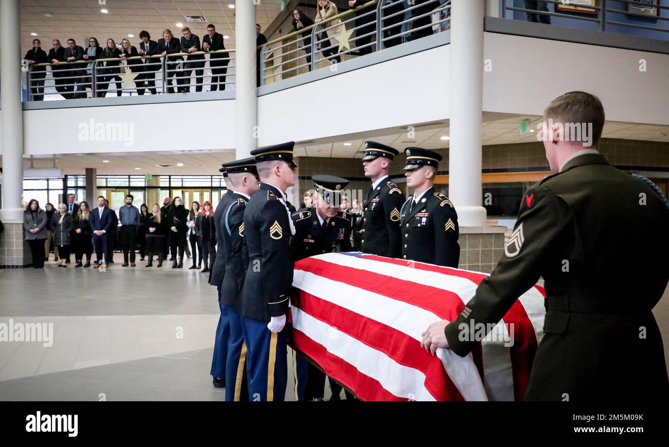 I soldati della Guardia Nazionale dell'Esercito Iowa posero una bandiera americana su una bara durante una dimostrazione commemorativa della Guardia d'onore presso la sede della forza congiunta a Johnston, Iowa, il 3 maggio 2022. I membri della Guardia d'onore hanno collaborato con il Des Moines Area Community College di Ankeny per educare gli studenti agli affari mortuari. Foto Stock