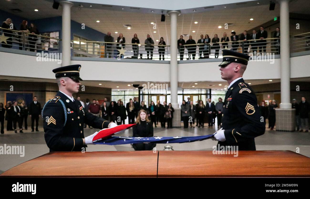 I soldati della Guardia Nazionale dell'Esercito Iowa piegano una bandiera americana durante una dimostrazione commemorativa della Guardia d'onore presso la sede della Joint Force a Johnston, Iowa, il 3 maggio 2022. I membri della Guardia d'onore hanno collaborato con il Des Moines Area Community College di Ankeny per educare gli studenti agli affari mortuari. Foto Stock