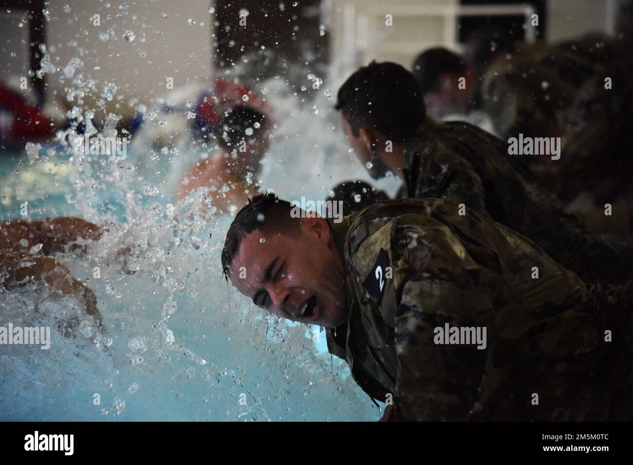 Candidati del Combat Rescue Officer fase II Screener permanente di formazione in acqua presso la base aerea Davis-Monthan, Arizona, 23 marzo 2022. Il 68th Rescue Squadron ha ospitato lo Screener CRO Phase II in sette giorni di eventi, tra cui il test della durezza fisica e mentale in acqua e sulla terra. Foto Stock