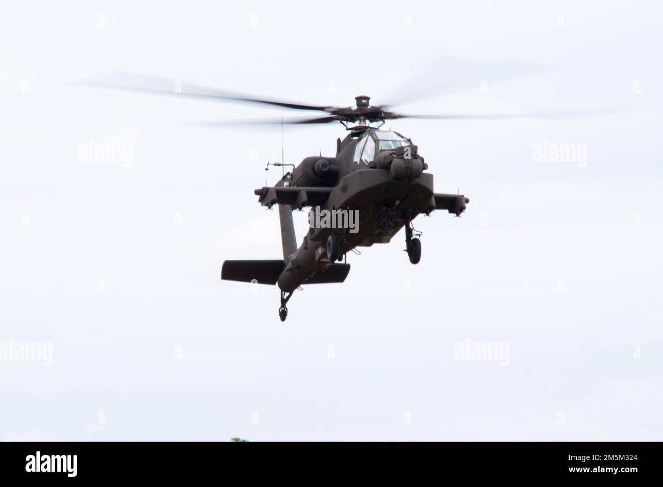 2 Derek Pettus, un pilota della Società D, 1-151st Attack Reconnaissance Battaglione (ARB), Guardia Nazionale del South Carolina, E il Chief Warrant Officer dell'Esercito degli Stati Uniti 3 Guion Gregory, co-pilota e sparatutto con la Società D, 1-151st ARB, Guardia Nazionale del South Carolina, pilota il primo elicottero di attacco Apache modello AH-64E che sarà consegnato alla Guardia Nazionale del South Carolina nella base della Guardia Nazionale congiunta McEntyre, South Carolina, 24 marzo 2022. La Guardia Nazionale del South Carolina sta sostituendo 24 velivoli modello D con un nuovo modello e, che sarà consegnato e volato entro il 1-151S Foto Stock