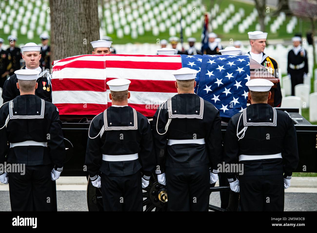 Marinai dagli Stati Uniti Navy Ceremonial Guard, USA Navy Ceremonial Band e i 3D Stati Uniti Reggimento di fanteria (la vecchia guardia) Caisson Platoon conduce onorificenze funebri militari con scorta funebri per gli Stati Uniti Navy Seaman 1st Classe Walter Stein nella Sezione 36 del Cimitero Nazionale di Arlington, Arlington, Virginia, 24 marzo 2022. Stein è stato ucciso durante l'attacco a Pearl Harbor mentre serviva a bordo della USS Oklahoma. Dal comunicato stampa della Defense POW/mia Accounting Agency (DPAA): Il 7 dicembre 1941, Stein è stato assegnato alla nave da guerra USS Oklahoma, che è stato ormeggiato a Ford Island, Pearl Harbor, quando il Foto Stock