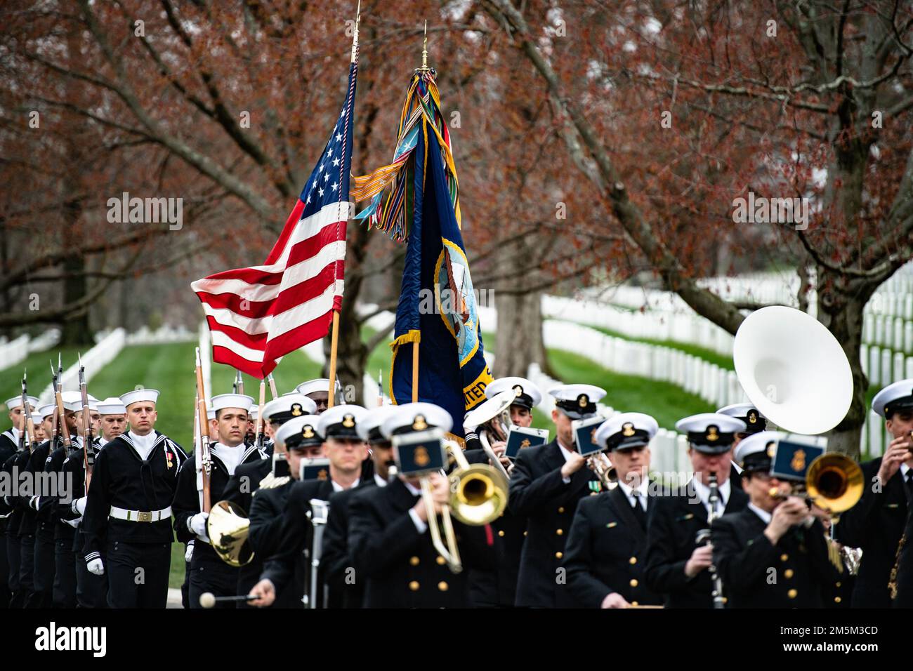 Marinai dagli Stati Uniti Navy Ceremonial Guard, USA Navy Ceremonial Band e i 3D Stati Uniti Reggimento di fanteria (la vecchia guardia) Caisson Platoon conduce onorificenze funebri militari con scorta funebri per gli Stati Uniti Navy Seaman 1st Classe Walter Stein nella Sezione 36 del Cimitero Nazionale di Arlington, Arlington, Virginia, 24 marzo 2022. Stein è stato ucciso durante l'attacco a Pearl Harbor mentre serviva a bordo della USS Oklahoma. Dal comunicato stampa della Defense POW/mia Accounting Agency (DPAA): Il 7 dicembre 1941, Stein è stato assegnato alla nave da guerra USS Oklahoma, che è stato ormeggiato a Ford Island, Pearl Harbor, quando il Foto Stock