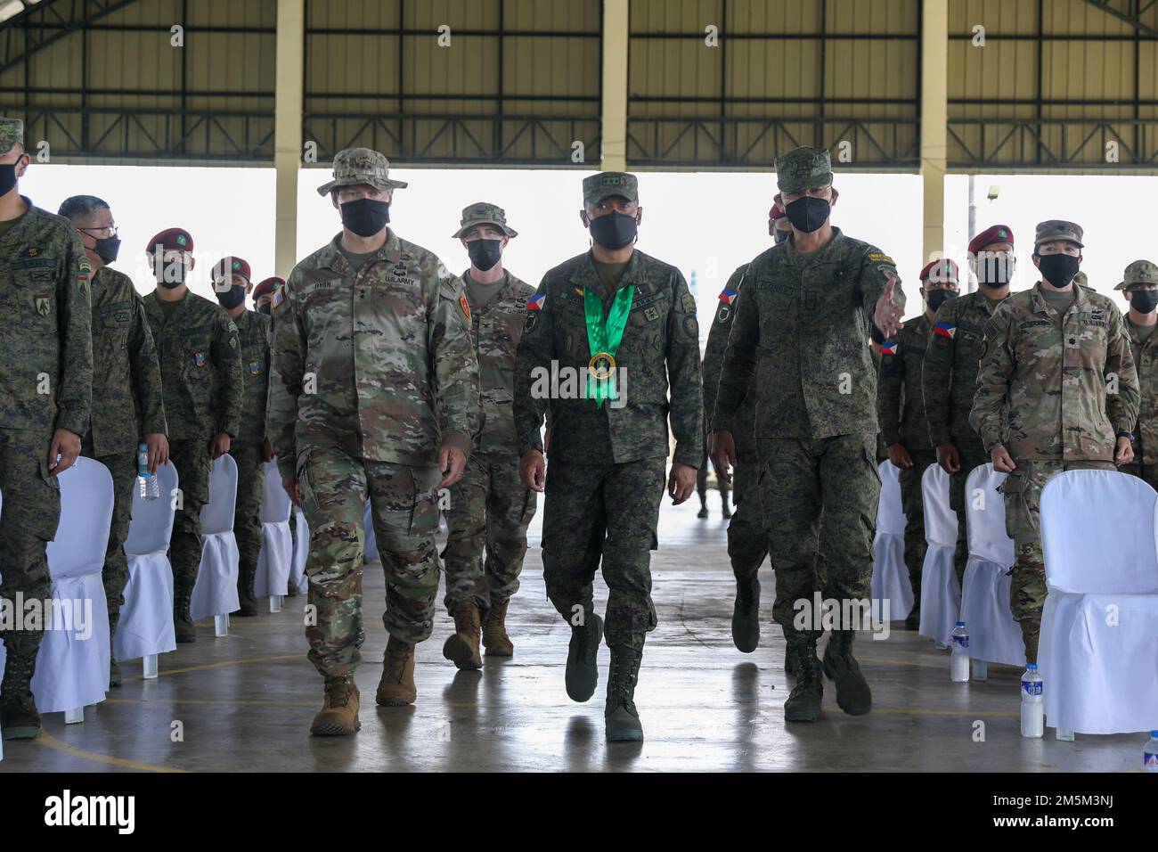 La parte ufficiale degli Stati Uniti L'esercito e l'esercito filippino arrivano alla cerimonia di chiusura di Salaknib 2022 a Fort Magsaysay, Nueva Ecija, Filippine, 24 marzo 2022. L'esercizio annuale ha migliorato le capacità strategiche di preparazione degli Stati Uniti Esercito e esercito filippino mentre costruiscono sulla visione condivisa di mantenere un libero e aperto Indo-Pacifico. Foto Stock